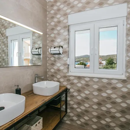 Pet Friendly In Zatoglav With Kitchen * Rogoznica (Sibenik-Knin)