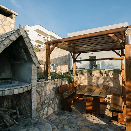 Pet Friendly In Zatoglav With Kitchen * Rogoznica (Sibenik-Knin)
